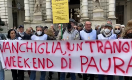 Malamovida, gli abitanti di Vanchiglia in protesta davanti al Comune [IL VIDEO]
