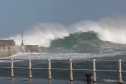 Onda gigantesca si infrange all'ingresso del porto