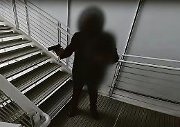 Tentano di scalare il grattacielo: fermati da una pistola spianata
