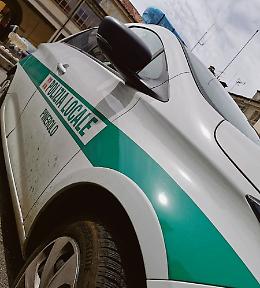 Borseggiatore bloccato dai vigili nel parcheggio, caccia al complice