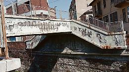 Il ponte pedonale cade a pezzi: «Ora chiudetelo e demolitelo»
