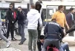 Far west nei giardinetti dello spaccio: maxi rissa per una mancata precedenza
