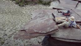 Come ti butto il lastrone di roccia giù dal ciglio della montagna