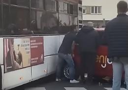 L'auto è mal parcheggiata, il bus non ci passa