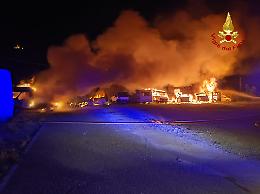 Sant'Ambrogio, in fiamme un deposito di camper: intervengono i vigili del fuoco [FOTO e VIDEO]