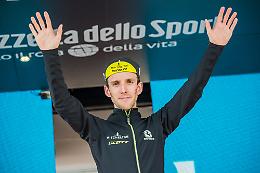 Giro d'Italia, il britannico Simon Yates vince la tappa di Torino