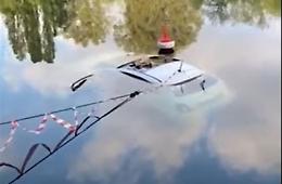 Sbaglia manovra e l'auto finisce nel fiume