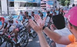 Lo “squalo” richiama le folle e il Giro è una festa mondiale