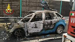 Auto in fiamme sulla Torino-Pinerolo, illeso il conducente