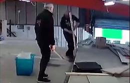 Un incidente sul lavoro tutto da ridere