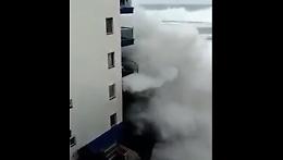 Il mare è agitato e si abbatte su un edificio