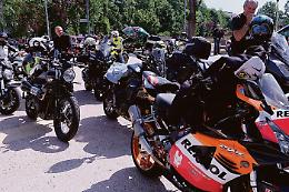 Il rombo di decine di moto per l'ultimo addio a "Nello"