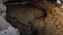 La spaventosa voragine al centro della strada