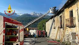 Casa disabitata in fiamme a Bussoleno: l'intervento dei vigili del fuoco [FOTO]