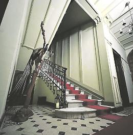 Una casa infestata nel museo come nei film di Dario Argento
