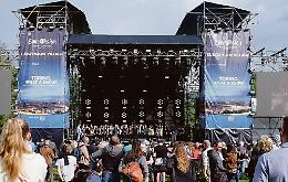 Eurovillage, inizia la festa al Valentino tra balli sotto la pioggia e traffico in tilt