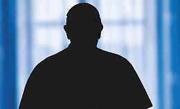 L’autore fantasma scrive dall’Aldilà dove fa l’avvocato e difende il Papa