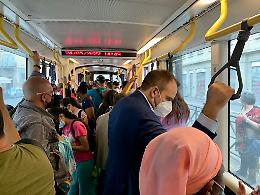 Torino, il sindaco Lo Russo viaggia in tram: "Il contatto con i cittadini non va perso" [LE FOTO]