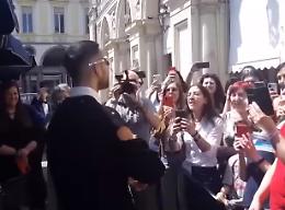Torino, Mahmood da 'Brividi' in piazza San Carlo. Poi l'incontro con il sindaco a Palazzo Civico [VIDEO E FOTO]