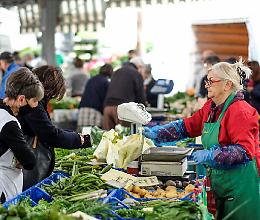 Dieta forzata per il caro cibo: «Costretti a tirare la cinghia»