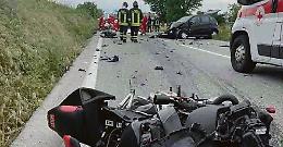 Travolta una famiglia in moto: la piccola Sofia lotta per vivere, morto l’amico della mamma