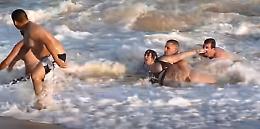 Il mare è mosso e il salvataggio è di quelli decisamente difficili...
