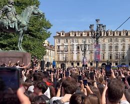 Spettacolo Eurovision: migliaia di fan in piazza Castello per Gazzelle [VIDEO]