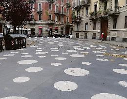 La pioggia cancella la vernice: tornano i pois della discordia