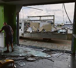 I ladri rubano i due scuolabus e li lanciano contro una vetrina