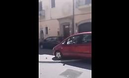 "Signora, il palo!": l'auto non lo vede e lo travolge, il video diventa virale