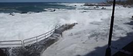 Che mareggiata! Le onde si si infrangono e invadono la sede stradale