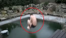 L'acqua della piscina è ghiacciata, lui si tuffa lo stesso