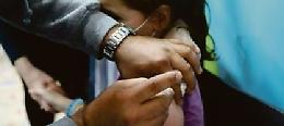 Pestata a 16 anni dal patrigno No Vax perché vuole vaccinarsi contro il Covid