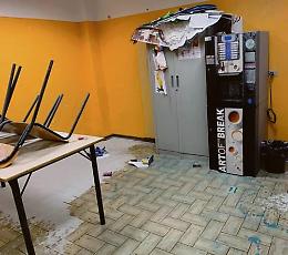 Vandali nella scuola elementare: imbrattate aule, muri e banchi