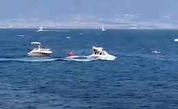 In barca si divertono a rovesciare le canoe