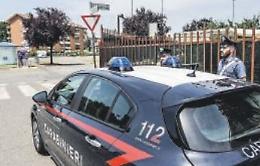 Sei coltellate all’amico e fugge in monopattino: inseguito e catturato
