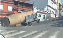 Il carico è troppo pesante, il camioncino non riesce a procedere