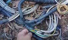 Cavi scoperti nel pozzetto elettrico: che rischio