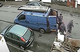 Gettano i rifiuti in un contenitore privato: spunta il proprietario