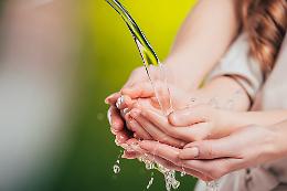 Stangata sulla bolletta dell'acqua: 487 euro a famiglia. E gli italiani ne consumano troppa 