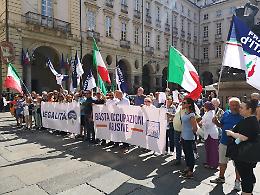 Torino, occupazioni Atc: scatta la protesta dei residenti sotto il Comune [LE FOTO]