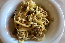 Scarola, cannella e olive nere: è la pasta con il ragù bianco