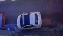 Accosta, getta la spazzatura e scappa via