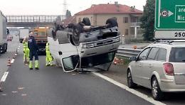 Incidente sulla tangenziale: furgone si ribalta, due feriti lievi [FOTO]