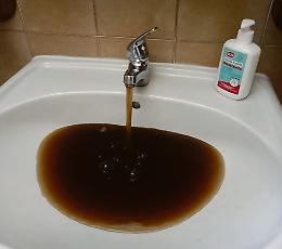 Acqua scura come Coca Cola: in paese arriva un’autobotte