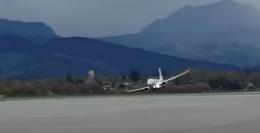 Il vento disturba l'atterraggio, l'aereo tocca terra e riprende quota