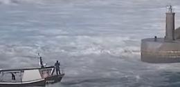 Il mare mosso fa paura, la barca si mette al sicuro nel porto
