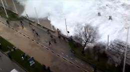 L'onda gigante scatena il "fuggi fuggi" sul lungomare