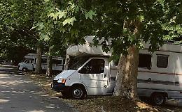 Parcheggi invasi dai camper: «Sono i parenti degli abusivi»