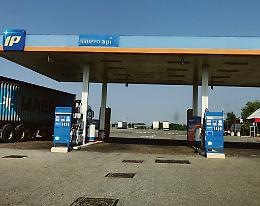 La benzina a 2,40 euro: «I clienti preferiscono muoversi in bicicletta»